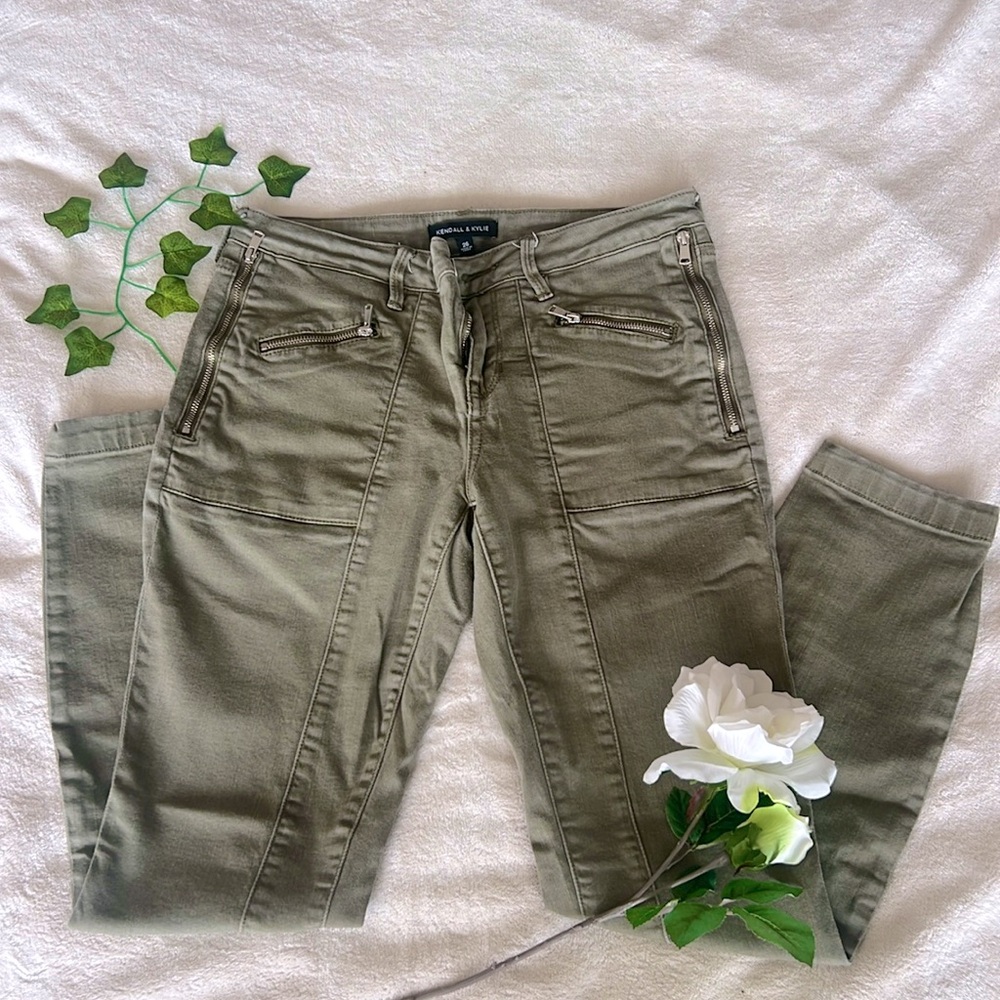 NWOT Kendall & Kylie Cargo-Style Skinny/Straight Leg Jeans (26)